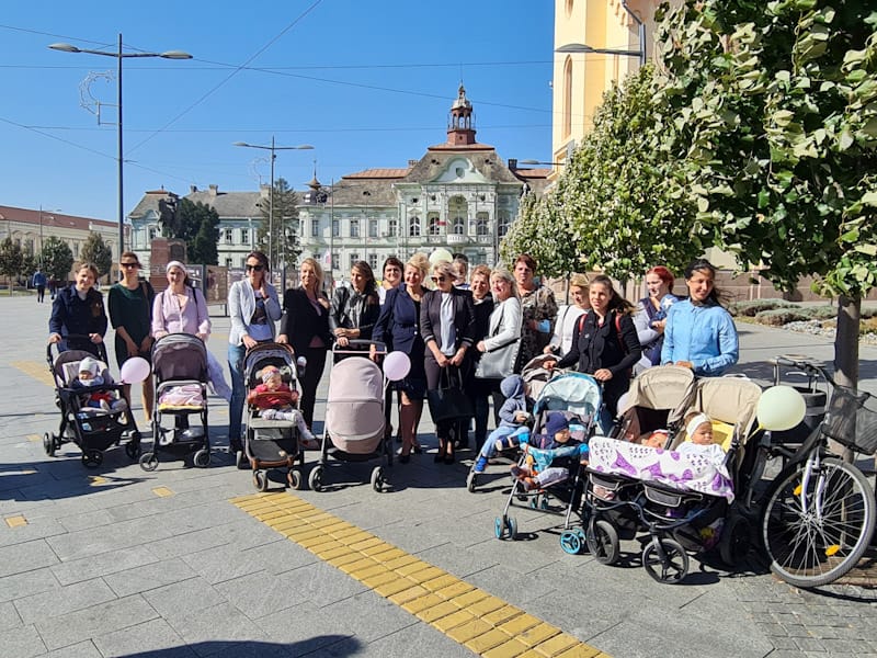 Šetnja mama sa bebama centrom Zrenjanina (FOTO)