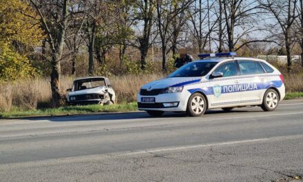 Tri saobraćajne nezgode zbog neprilagođene brzine – jedna osoba teže povređena