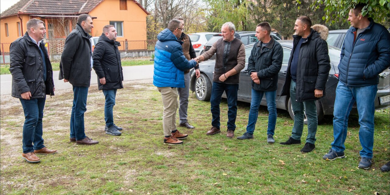 Ministar Nedimović i i pokrajinski sekretar Božić posetili farmu za uzgoj pilića u Stajićevu