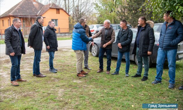 Ministar Nedimović i i pokrajinski sekretar Božić posetili farmu za uzgoj pilića u Stajićevu