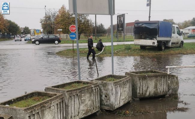 OBILNE PADAVINE NAPRAVILE PROBLEM – Ekipe „Vodovoda“ neprekidno na terenu(FOTO)