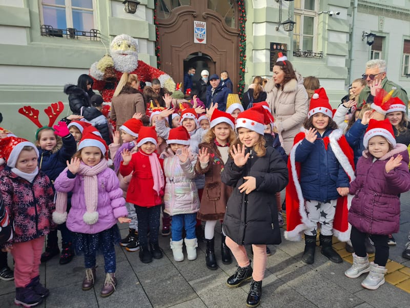 NAJMLAĐI POSLEDNJEG DANA U GODINI ULEPŠALI CENTAR GRADA (FOTO)