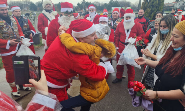 Moto Deda Mrazovi i ove godine uručili paketiće najmlađima (FOTO)