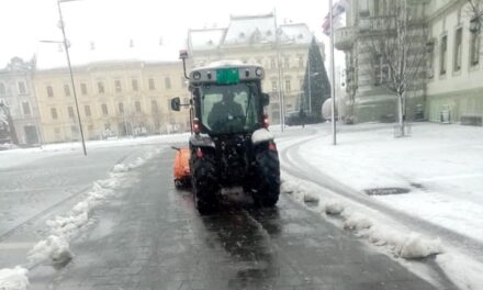 Ekipe zimske službe JKP „Čistoća i zelenilo“ od prepodnevnih sati na terenu (FOTO)