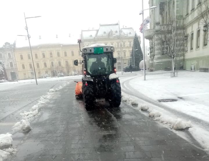 Ekipe zimske službe JKP „Čistoća i zelenilo“ od prepodnevnih sati na terenu (FOTO)