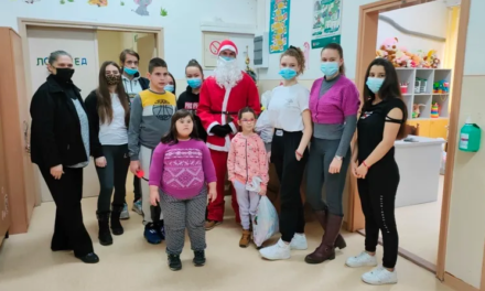 Učenici Medicinske škole podelili paketiće mališanima u Domu zdravlja