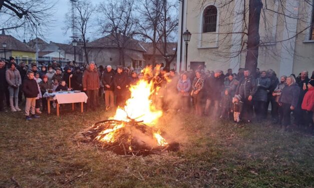 UPALJEN BADNJAK U PORTI HRAMA U SVETOSAVSKOJ (FOTO/VIDEO)