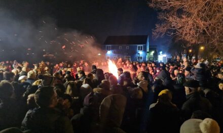 Upaljen badnjak ispred Hrama na Zelenom polju (VIDEO)