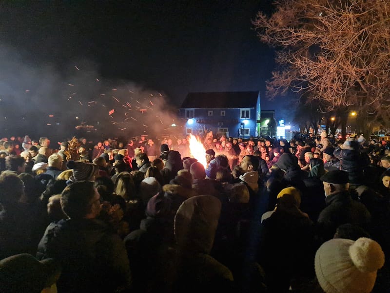 Upaljen badnjak ispred Hrama na Zelenom polju (VIDEO)