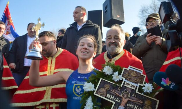 PLIVANJE ZA ČASNI KRST U ZRENJANINU: Tatjana Rešković prva doplivala do Časnog krsta (FOTO)