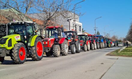 POLJOPRIVREDNICI IZ ZRENJANINA ORGANIZOVALI JOŠ JEDNU PROTESTNU VOŽNJU: U koloni oko 50 traktora