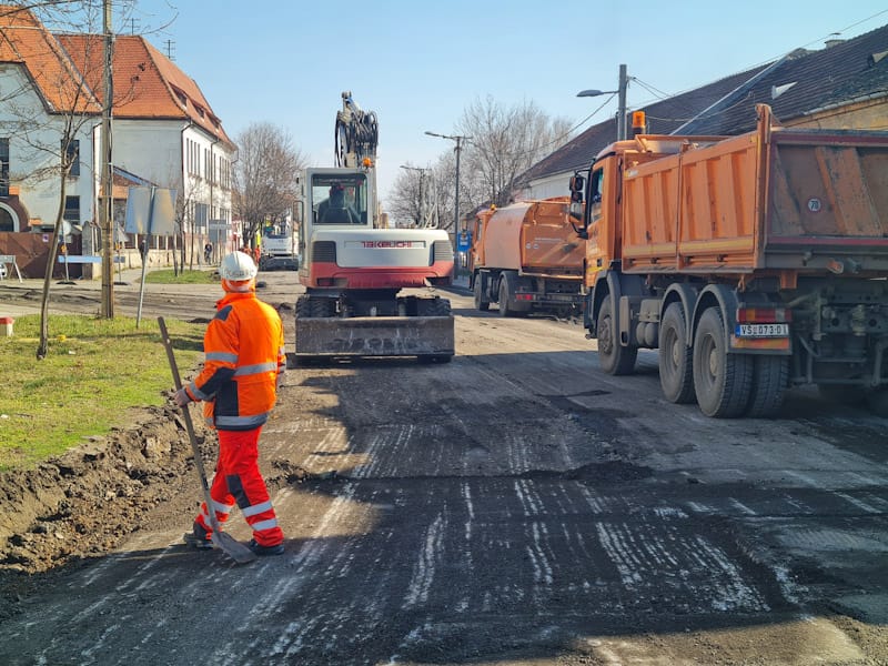 POGLEDAJTE KAKO TEKU  RADOVI U ULICI NIKOLE PAŠIĆA (FOTO)