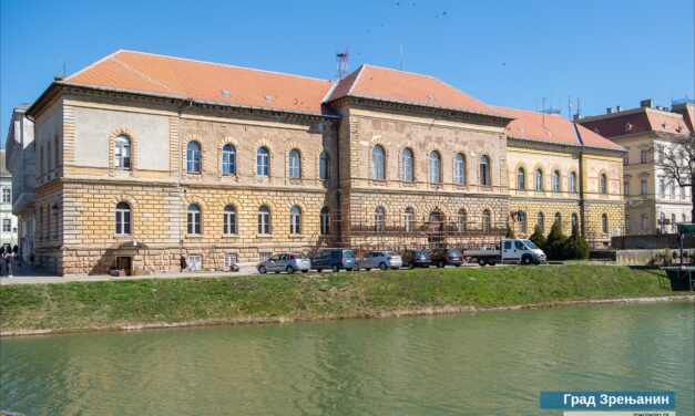 Počinju radovi na obnovi fasade srednje škole “Nikola Tesla” – glavni ulaz biće ponovo bezbedan za učenike