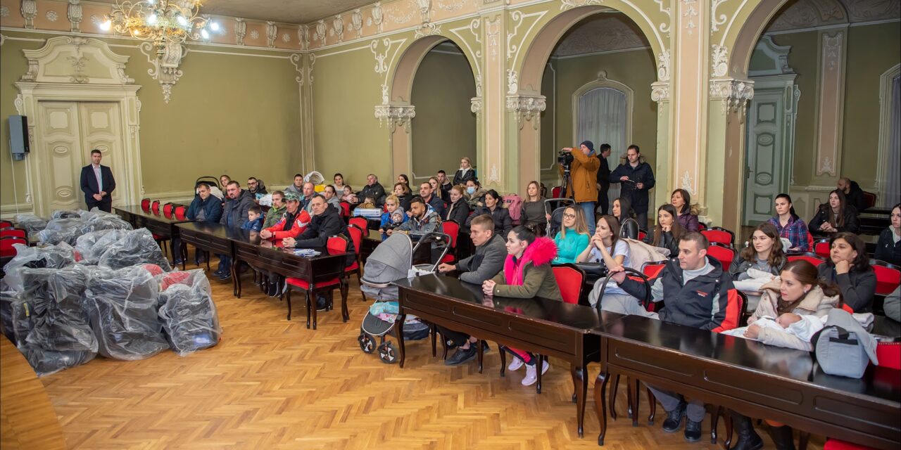 Uručena auto sedišta za prvih 50 beba rođenih ove godine u Zrenjaninu