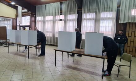 IZBORI 2022 – Izlaznost građana na biračkim mestima po satima u Zrenjaninu i Sečnju
