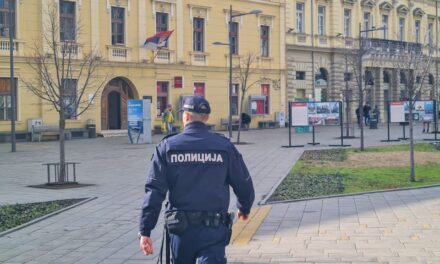 UHAPŠENE DVE OSOBE ZBOG NAPADA NA POLICAJCA