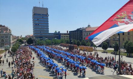 NAJLEPŠA SLIKA IZ ZRENJANINA: Naši maturanti (VIDEO)