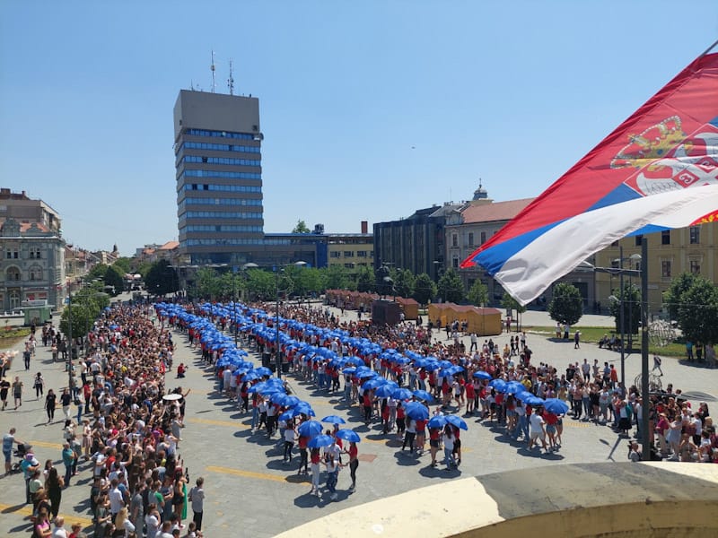 NAJLEPŠA SLIKA IZ ZRENJANINA: Naši maturanti (VIDEO)