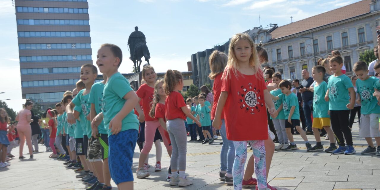 NAJSLAĐA SLIKA IZ ZRENJANINA: Ples zrenjaninskih predškolaca (FOTO)