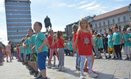 NAJSLAĐA SLIKA IZ ZRENJANINA: Ples zrenjaninskih predškolaca (FOTO)