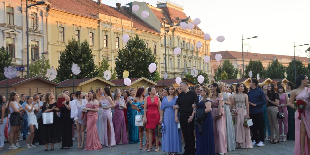 MATURANTI ZRENJANINSKE MEDICINSKE ŠKOLE ULEPŠALI CENTAR GRADA (FOTO)