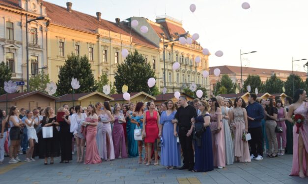 MATURANTI ZRENJANINSKE MEDICINSKE ŠKOLE ULEPŠALI CENTAR GRADA (FOTO)