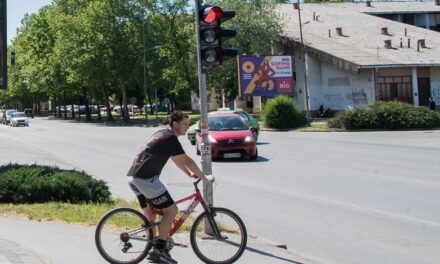 Oprez na raskrsnici Bulevara Veljka Vlahovića i Stražilovske ulice: Počinje zamena semaforkih stubova