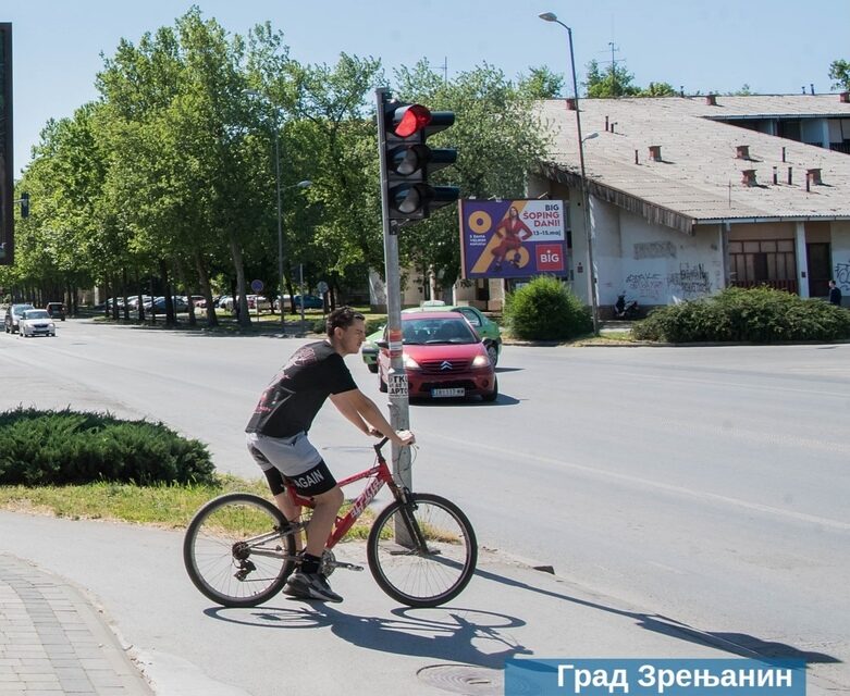 Oprez na raskrsnici Bulevara Veljka Vlahovića i Stražilovske ulice: Počinje zamena semaforkih stubova
