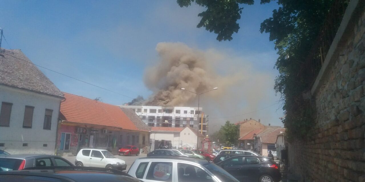 POŽAR NA NOVOJ POSLOVNO- STAMBENOJ ZGRADI  KOD STARE PIJACE (VIDEO)