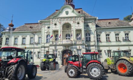 ZRENJANINSKI POLJOPRIVREDNICI PROTESTUJU ISPRED GRADSKE KUĆE