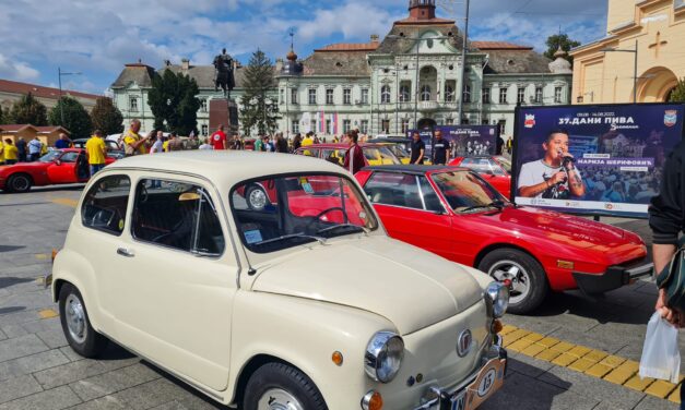 Preko 100 oldtajmera u centru Zrenjanina (FOTO)