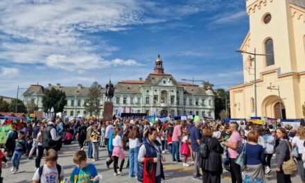 Manifestacija „Evropsko selo“ okupila veliki broj dece u centru Zrenjanina (FOTO)