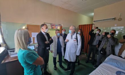 Gradonačelnik zrenjaninskoj bolnici uručio aparat za inseminaciju, nabavljen sredstvima iz gradskog budžeta