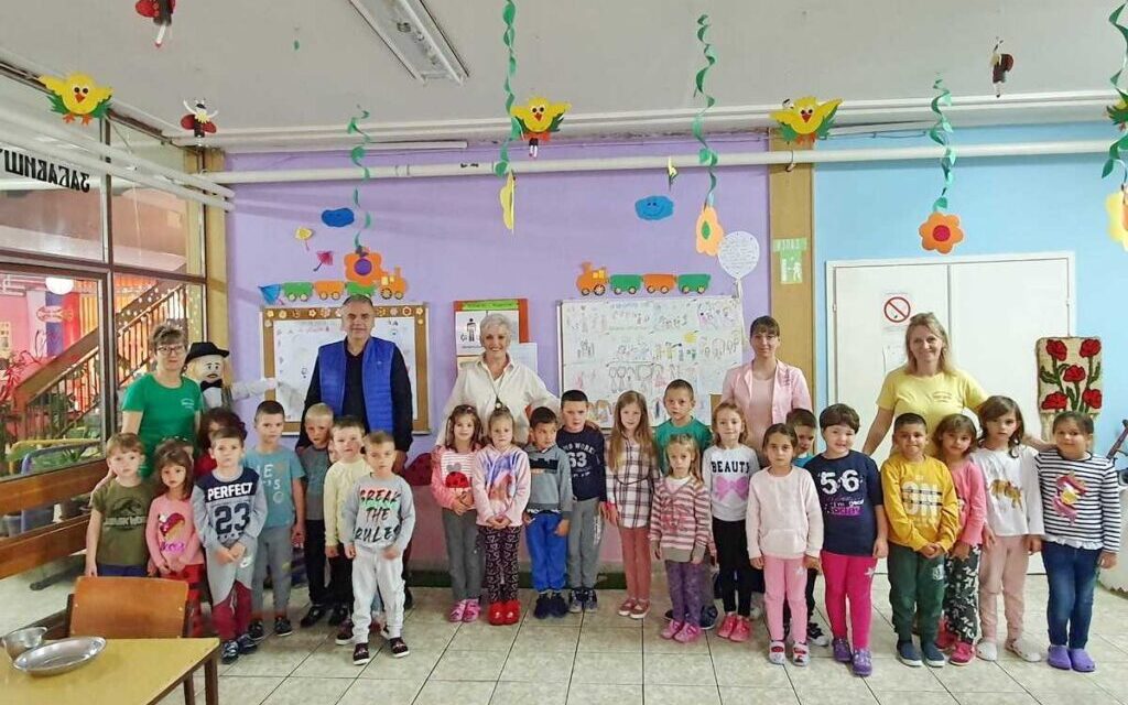 Predsednik opštine Sečanj  Nebojša Meljanac školama i vrtićima uručio nagrade