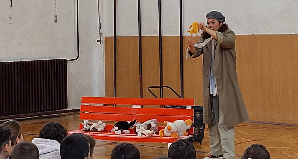 Zrenjaninska Čistoća organizovala izvođenje predstave „Ja sam pas i zovem se Salvatore“ u osnovnim školama