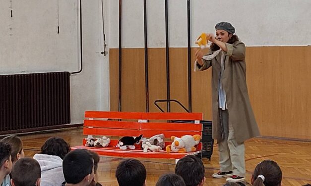 Zrenjaninska Čistoća organizovala izvođenje predstave „Ja sam pas i zovem se Salvatore“ u osnovnim školama