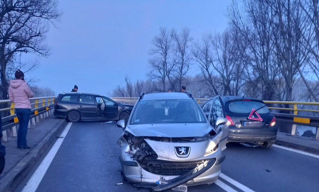 SUDAR TRI VOZILA NA TISKOM MOSTU (FOTO)