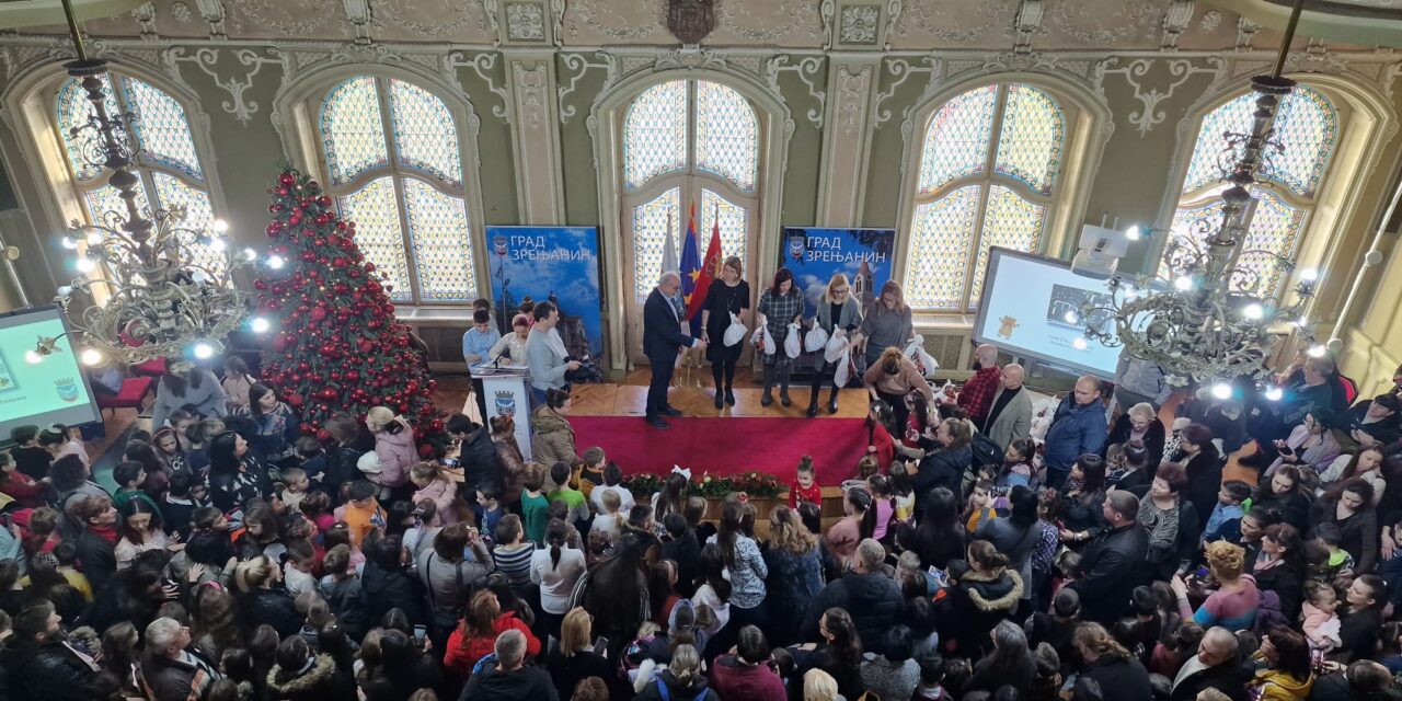Proglašene najlepše novogodišnje čestitke grada Zrenjanina: Mališanima uručeni paketići