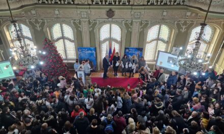 Proglašene najlepše novogodišnje čestitke grada Zrenjanina: Mališanima uručeni paketići