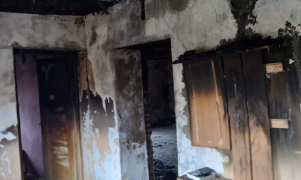 Izgorela kuća u Neuzini- Sedmočlanoj porodici hitno  potrebna pomoć