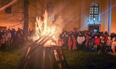 UPALJEN BADNJAK ISPRED HRAMA U SVETOSAVSKOJ (FOTO)