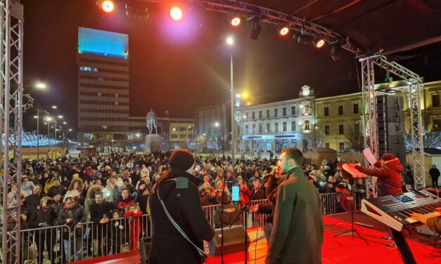 POGLEDAJTE KAKO JE BILO NA TRGU ZA DOČEK SRPSKE NOVE GODINE (VIDEO)