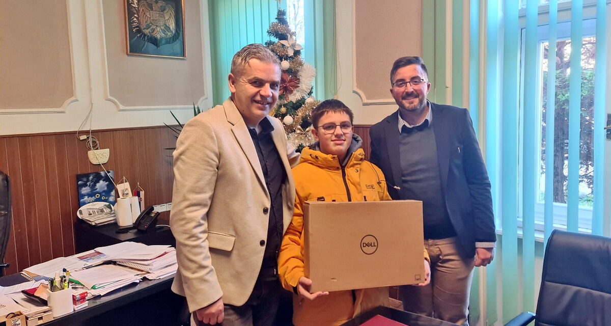 Talentovani Andrej Varga dobio laptop na poklon od opštine Sečanj