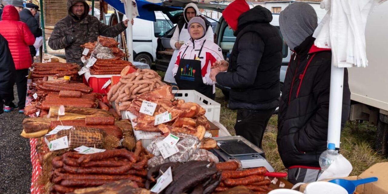 Počela 9. Kobasicijada u Belom Blatu: Održano takmičenje u svinjokolju na starinski način (FOTO)