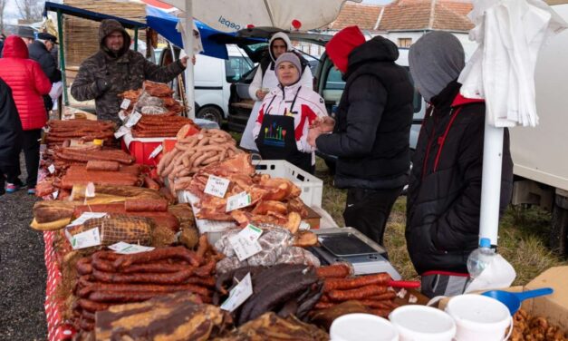 Počela 9. Kobasicijada u Belom Blatu: Održano takmičenje u svinjokolju na starinski način (FOTO)