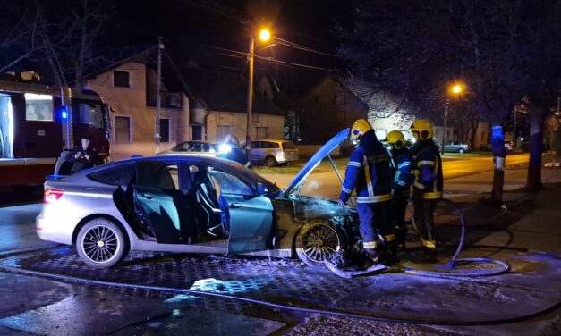 Zapalio se automobil u ulici Nikole Pašića