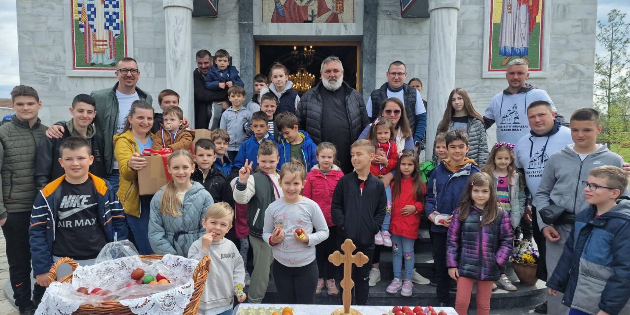 SVEČANO U HRAMU NA ZELENOM POLJU- Vaskršnja liturgija i „Tucanijada“ uz prisustvo velikog broja vernika