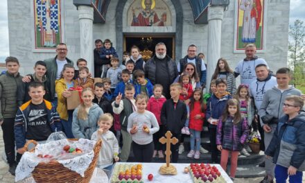 SVEČANO U HRAMU NA ZELENOM POLJU- Vaskršnja liturgija i „Tucanijada“ uz prisustvo velikog broja vernika