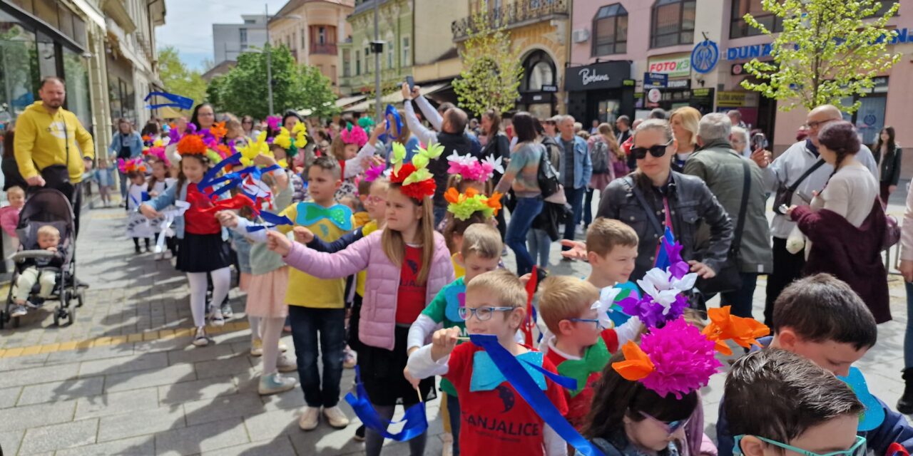 Buđenje proleća-Brojni mališani ulepšali centar Zrenjanina