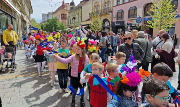 Buđenje proleća-Brojni mališani ulepšali centar Zrenjanina